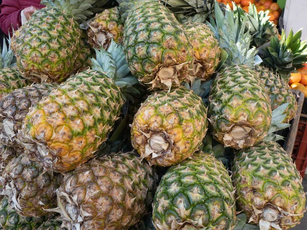 Bulk Tropical Pineapples Sale Market — Stock Photo, Image