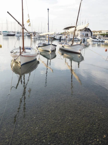 Transparência Mar Com Três Barcos Pesca — Fotografia de Stock