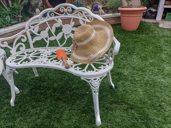 Şapka ve kürekle bahçe işi durduruldu.