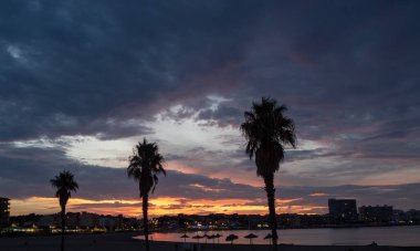 Sahilde yaz günbatımında arka plan ışığı