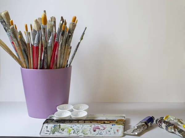Stüdyoda Fırçalar Boyamak Için Bir Palet Ile Ilgili Notlar Için — Stok fotoğraf