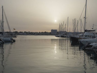 Limanda gün batımı, suda güneşin yansımalarıyla.
