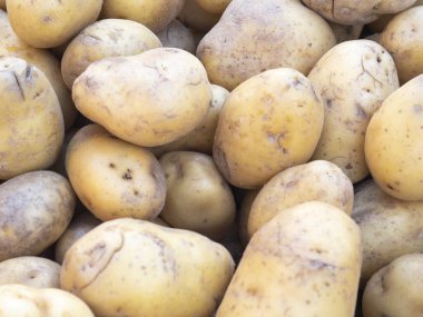 Pazarda satılık patates parçaları.