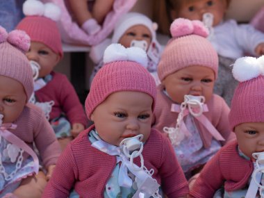Pazarda satılık bir grup oyuncak bebek.