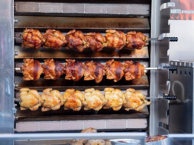 Tavuk standı ızgarada kızarıyor.