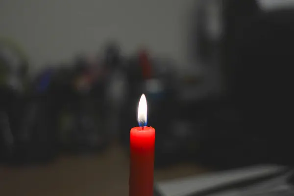 Gri arkaplanda mum ışığı