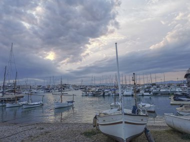 Limanın yanındaki sahilde bir tekne seti.
