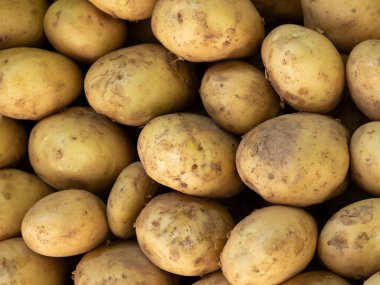 Pazarda satılık patates parçaları.