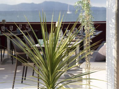 Akdeniz manzaralı bir restoran terası.