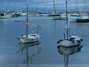Gün batımında bulutlu gökyüzü olan iki Latin teknesi