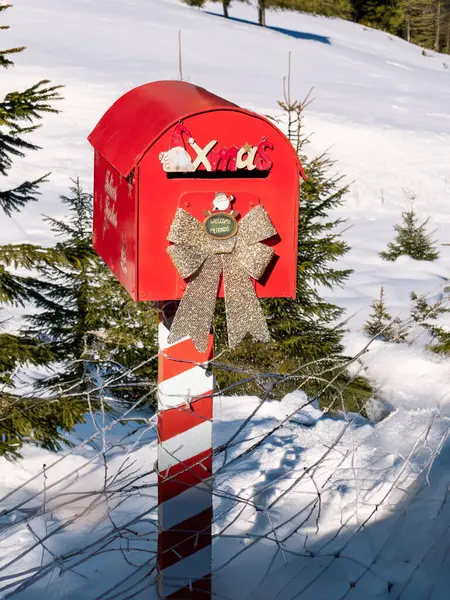 Karlı manzaralı Noel Baba posta kutusu