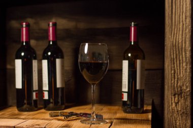 Mahzende şişe ve şarap var.