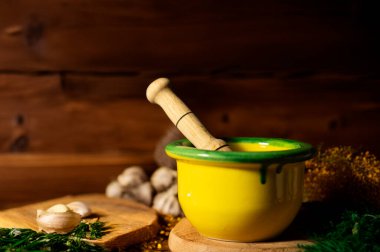 Mutfakta baharat ezmek için havan topu.