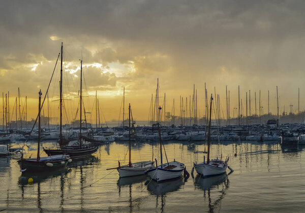 Закат в рыбацком порту с облачным небом