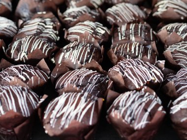 Sokak satışı için çikolatalı kekler sergilendi