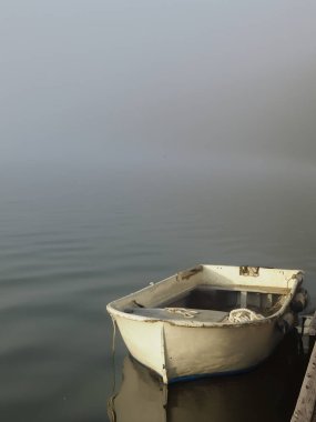 Tekne sisli bir zemin ile rıhtıma demirlemiş.