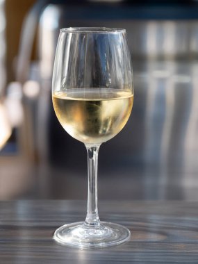 Arka planı bulanık beyaz şarap kadehi.