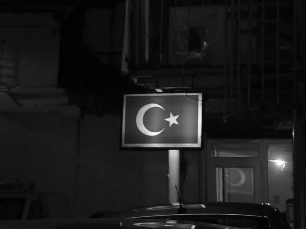 Cartel Luminoso Motel Con Bandera Turquaen Noche Una Calle Estambul — Foto Stock