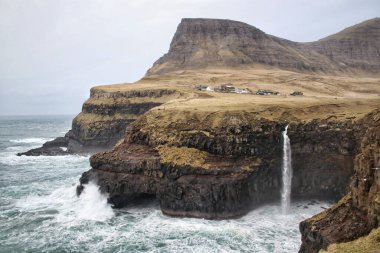 2221599017 su çok yeşil, bambu ve savaş uçağı gibi diğer ekipmanlarla 