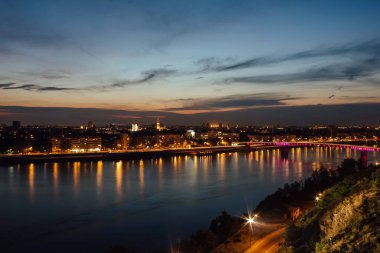Parlak ışık suyu geçer tasarım mimarı su döngüsünü yakalar ve geniş bir alanda çalışır. 