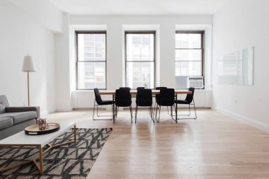 26 Broadway, New York, ABD. Yuvarlak masa konuşan cam, duvar rengi.  