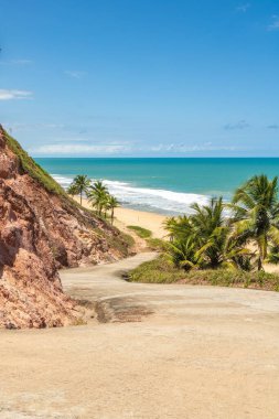 Bir sürü dağ, yol, yeşil gökyüzü, arka plandaki perma ağaçları, su denizi. 