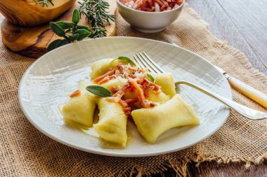 Erimiş tereyağı, adaçayı ve toz zerrecikleriyle tatlandırılmış gnocchi.
