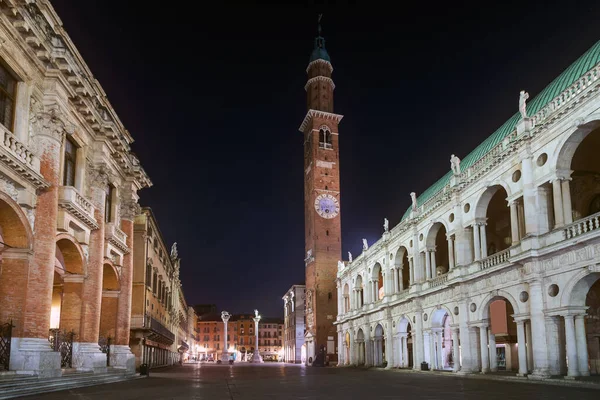 ヴィチェンツァ イタリア 夜の大聖堂パラディアナ Signori広場を見下ろす公共の建物 — ストック写真