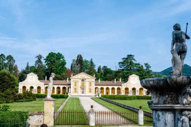 Maser Treviso, İtalya - 6 Mayıs 2023 Villa Barbaro, Andrea Palladio tarafından 1554 ve 1558-1560 yılları arasında inşa edilmiş bir Venedik villasıdır.