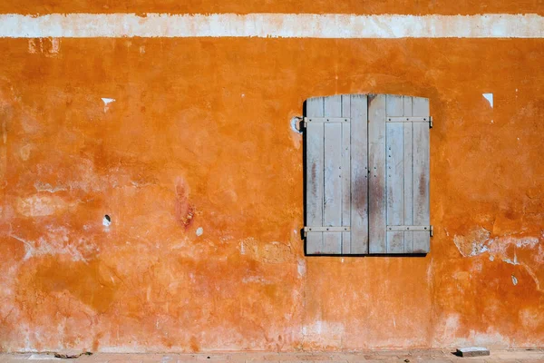 Vecchia Parete Arancione Illuminata Dal Sole Con Persiane Texture — Foto Stock