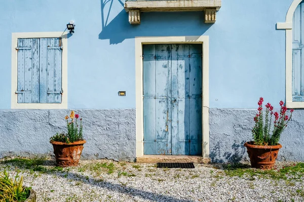 Vecchia Parete Una Casa Dipinta Blu Con Porta Legno Balcone — Foto Stock