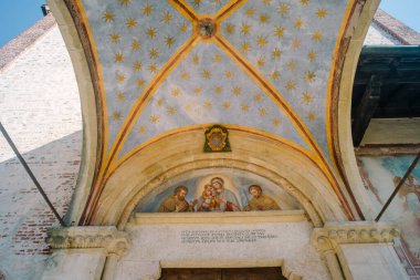 Bassano del Grappa, İtalya - San Francesco Kilisesi Frescoed Prothyrum