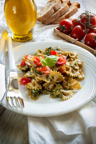 Piatto Pasta Integrale Con Pesto Genovese Pomodorini — Foto Stock