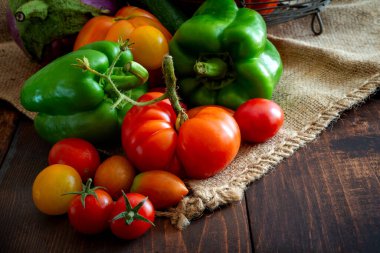 Tahta tahtalarda taze karışık sebzelerin bileşimi