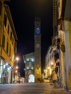 İtalya, Toskana 'da Montalcino' daki Piazza del Popolo 'nun Panorama' sı. Arka planda Palazzo dei Priori