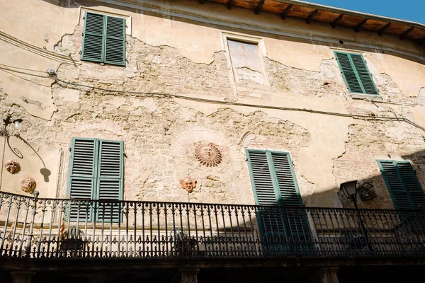Asciano Toscana Vanhan Keskiaikaisen Talon Julkisivu — kuvapankkivalokuva