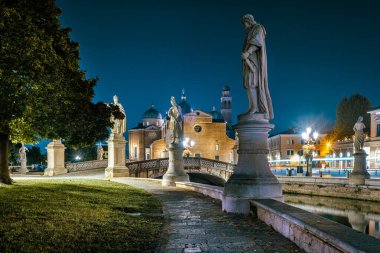 Padua, İtalya - 1 Ekim 2023: Akşamları Prato della Valle, Padua kentinin en büyük meydanıdır. Arka planda Santa Giustina Kilisesi var..