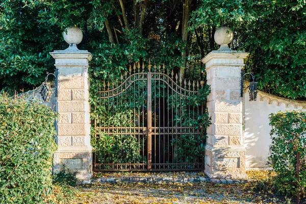 Gerbang Besi Tempa Pintu Masuk Taman Pada Hari Yang Cerah Stok Gambar