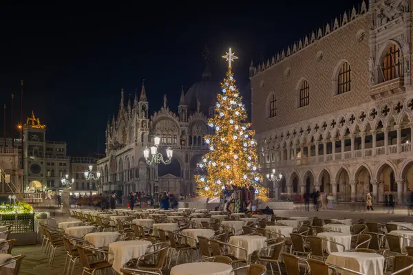 Venedig Italien Weihnachtsbaum Mit Lichtern Auf Dem Markusplatz Abend Stockfoto