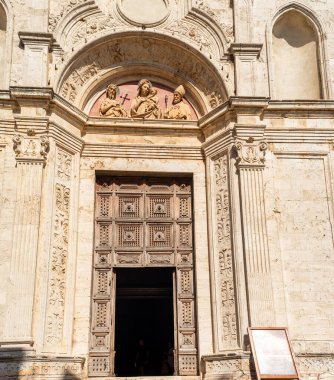 Montepulciano, Siena İtalya - Sant 'Agostino Kilisesi' nin giriş kapısı