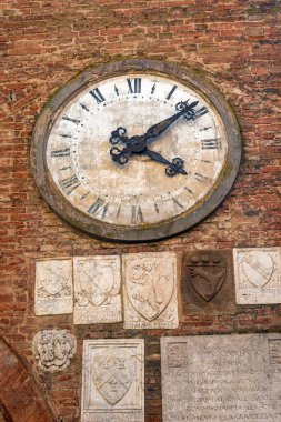Buonconvento, Siena İtalya - 24 Ağustos 2024: Civic Tower Clock