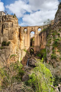 Ronda, Endülüs, Costa de Sol, İspanya. Puente Nuevo 'nun Panorama' sı Ronda vadisinde..
