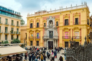 Malaga, Endülüs, İspanya - 28 Şubat 2025: Obispo Meydanı 'ndaki Piskopos Sarayı cephesi. Meydanda çok insan var.