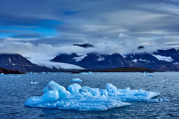 北极斯瓦尔巴冰原 在挪威北极旅行 白雪山 蓝色冰川斯瓦尔巴 在北极的冰山 — 图库照片