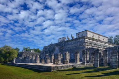 Chichn Itz pyramid ruins, Templo de los guerreros, with blue sky with white clouds, Yucatn in Mexico. Traveling in central America. Maya history in Mexico. Chichn Itz without people
