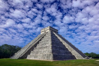 Chichn Itz pyramid ruins, with blue sky with white clouds, Yucatn in Mexico. Traveling in central America. Maya history in Mexico. Chichn Itz without people