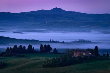 Toskana 'da gece manzarası, Ithe Siana ve Pienza yakınlarında, İtalya' da gündoğumu sabahı. Tuscany 'deki tepecikli çayır manzaralı güzel bir sabah ışığında, İtalya. Doğada sisli sabah.