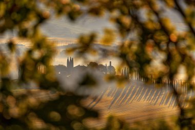 Tuscany 'de manzara, Siana ve Pienza yakınlarında, İtalya' da gün doğumu sabahı. Tuscany 'deki tepecikli çayır manzaralı güzel bir sabah ışığında, İtalya. Doğada sisli sabah.