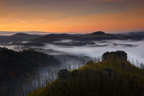 Misty Πρωί Τσεχική Τυπικό Φθινοπωρινό Τοπίο Λόφοι Και Χωριά Ομιχλώδη — Φωτογραφία Αρχείου