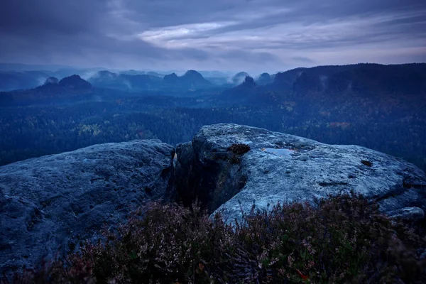 Німеччина Пейзаж Клейнер Вінтерберг Прекрасний Вид Скелю Пісковику Глибоку Туманну — стокове фото